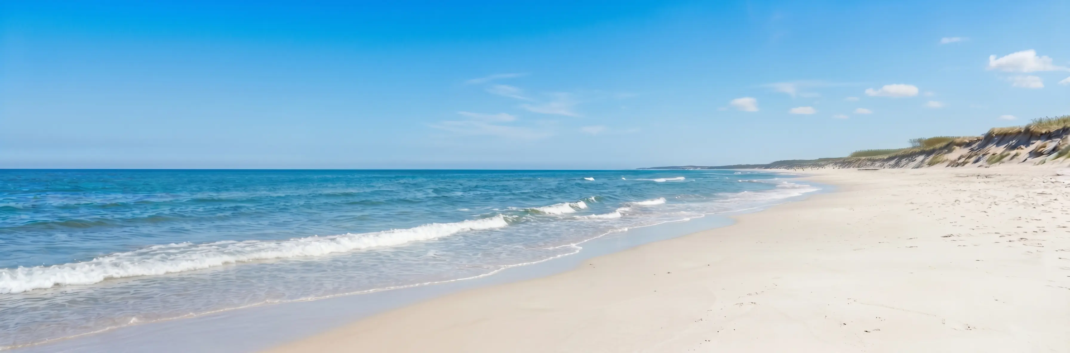 Szeroka, piaszczysta plaża w Łebie w odległości krótkiego spaceru